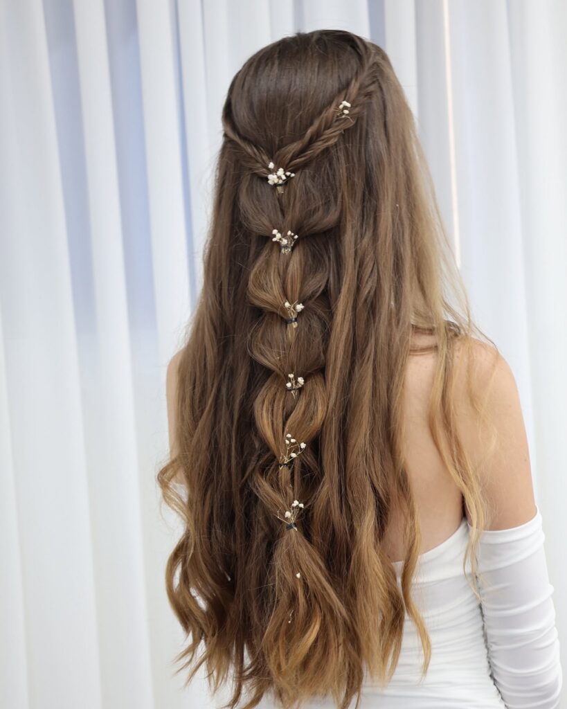 תסרוקת בוהו עם צמת מפל ופרחי בייביס ברת